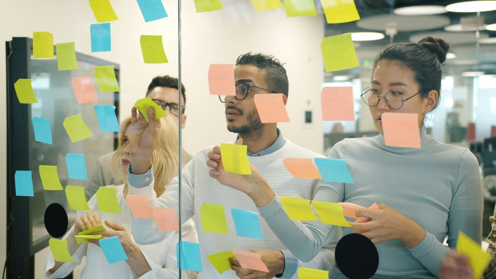 Equipo definiendo las etapas del funnel de ventas en un tablero